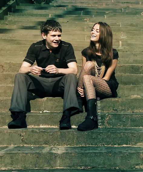 Effy and Cook on the steps Cook And Effy, Effy Stonem Style, Cook Skins, Effy Stonem, Skin Aesthetics, James Cook, Skins Uk, Septième Art, Kaya Scodelario