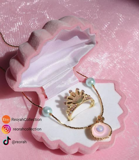 #aesthetic #tiktok #instagram #pinterest #trendy #jewelry #jewelrytrends #reorah #barbiemovie #barbiejewellery #barbiering #necklaceoftheday #barbiejewellery #merliahmermaidring #pinterestinspired #pinterestgirl #pinterestaesthetic #merliahmermaidtalering #mermaidiaring #merliahmermaid #barbierings #barbie #mermaid #merliah #crownring #princessring Barbie Movie Inspired Jewelry, Barbie Jewelry From Movies, Barbie Jewelry Diy, Barbie Movie Jewelry, Barbie Mermaid Movie, Barbie Inspired Jewelry, Barbie Movies Aesthetic, Barbie Jewellery, Barbie Jewerly