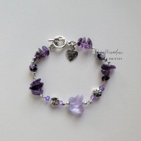 Amethyst Butterfly Bracelet Crystal Jewelry Bracelet, Diy Metal Bracelets, Metal Keychain Design, Dark Purple Bracelet, Purple Charm Bracelet, Purple Beads Bracelets, White Bracelet Ideas, Purple Bracelet Ideas, Purple Beaded Jewelry