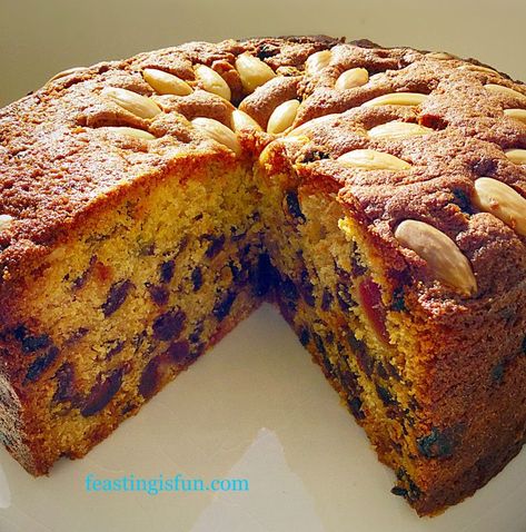 Best Easy Banana Bread, Dundee Cake Recipe, Light Fruit Cake Recipe, Dundee Cake, Fruit Cake Recipe Easy, Light Fruit Cake, Fruit Cake Recipe Christmas, Fruits Cake, Madeira Cake