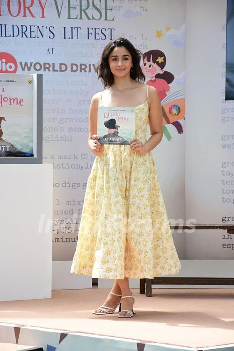 Alia Bhatt attend Ed Finds a Home book launch Alia Bhatt Fashion, Alia Bhatt Looks, Alia Bhatt Dresses, Alia Bhatt Outfits, Aliya Bhatt Dresses, Alia Bhatt Traditional Outfits, Alia Bhatt Outfits In Movies, Alia Bhatt Skirt Outfit, Alia Bhatt In Traditional