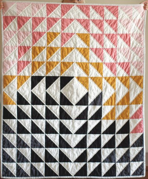 Double Wedding Ring Quilt, Quilt Modernen, Half Square Triangle Quilts, Wedding Ring Quilt, Quilt Care, Half Square Triangle, Quilt Festival, Quilt Baby, Triangle Quilt