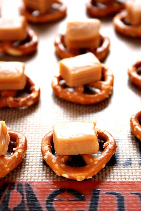 Pretzel With Caramel And Chocolate, Carmel Pretzel Cookie, Pretzel Caramel Bites, Carmel Pretzel Bars, Recipes Using Pretzels, Kraft Caramel Recipes, Pretzel Caramel Chocolate, Carmel Chocolate Pretzels, Salted Caramel Pretzel Bites