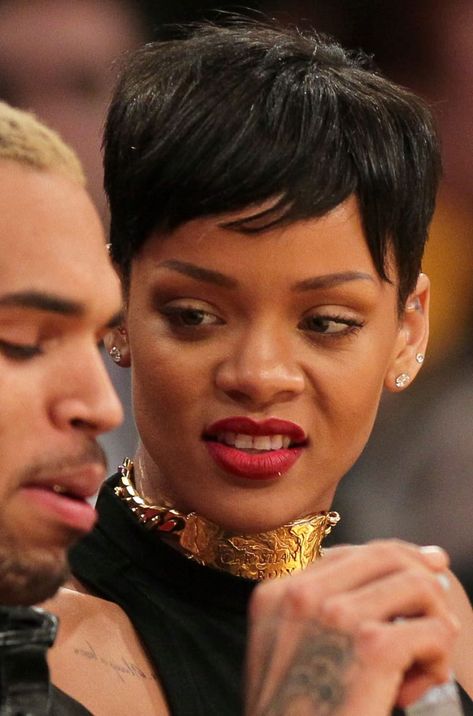 51 Times Rihanna Was The Most Fashionable Celebrity In 2013 Celebrities Funny Faces, Celebrity Mood Faces, Rihanna Meme Funny, Celebrity Funny Pictures, Rihanna Funny, Rihanna Memes, Celebrity Funny Faces, Rihanna Meme, Funny Celebrities