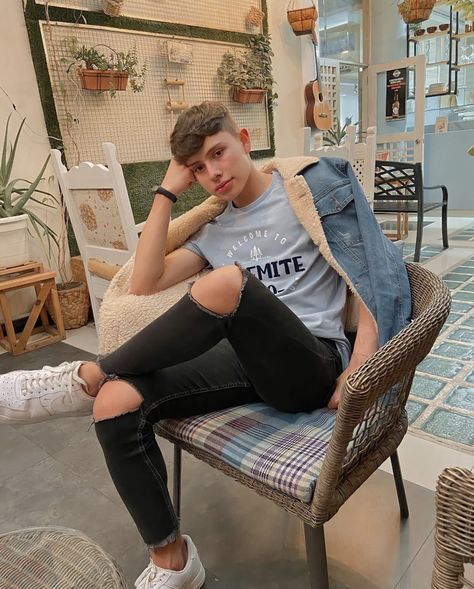 I try to find the best looking guys with the hottest skinny jean pictures, they are all random. I love skinny jeans on guys, don’t you? Mens Pants Fashion Casual, Teenager Boy, Cute Blonde Guys, Scene Boys, Blonde Boys, Blonde Guys, Hot Jeans, Mens Pants Fashion, Leo Messi