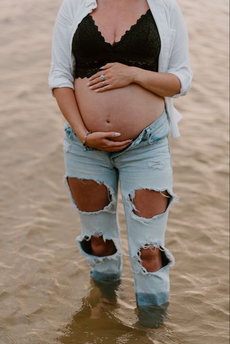 Maturity Photoshoot In Water, Nail Ideas For Maternity Pictures, Maternity Session In Water, Maternity Photography For Plus Size, Maternity Outfits For Photoshoot Casual, Maternity Picture Nail Ideas, Jean Maternity Shoot Photo Ideas, Maternity Shoot Nail Ideas, Plus Size Maternity Photos Summer