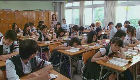 Classroom With Students Photography, Students In Classroom Photography, School Friends Aesthetic, Japanese School Life, Kdrama Study, Classroom Interior, Japanese Kids, Asian Studies, Photography Student