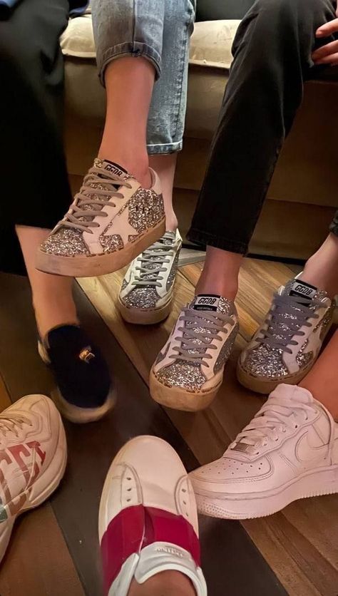 Parisienne Chic, Dr Shoes, Photos Inspo, Super Rich Kids, Fashion Landscape, Paris Mode, Golden Goose Sneakers, Shoe Inspo, Golden Goose Shoes