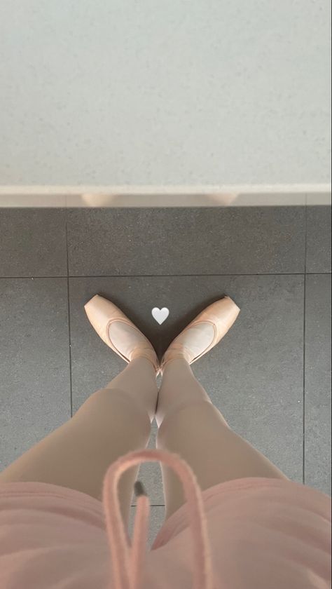 Pointe Ballet Aesthetic, Ballet Lockscreen, Ballet Astethic, Ballet Instagram Stories, Pointe Aesthetic, Ballet Core Aesthetic, Ballet Instagram, Pointe Dancer, Aesthetic Ballet