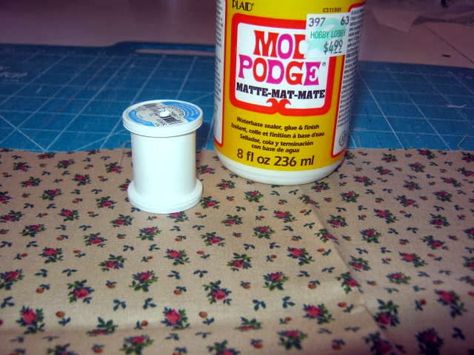 Making decorations from empty PLASTIC thread spools, fabric, and Decoupage. Plastic Spools Repurposed, Plastic Thread Spool Crafts, Cotton Reel Craft, Plastic Thread, Quilt Crafts, Making Decorations, Notion Ideas, Fork Art, Spool Crafts