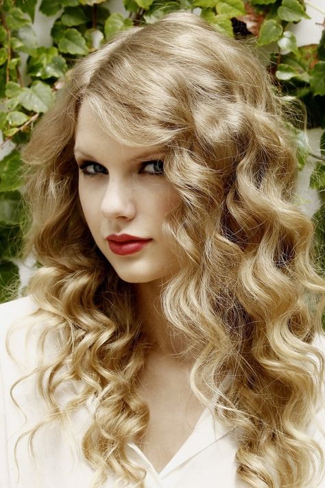 Beautiful Taylor Swift Curls, Taylor Swift Curly Hair, Short Haircut Styles For Women, Simple Hairstyles For Long Hair, Young Taylor Swift, Selena And Taylor, Haircut Styles For Women, Taylor Swift Birthday, Short Haircut Styles