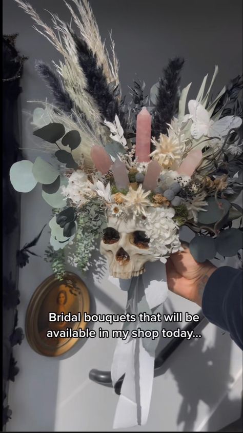 Crystal Boquets Wedding, Pirate Wedding Bouquet, Skull Wedding Bouquet, How To Make Crystal Bouquet, Crystal Tower Bouquet, Coffin Bouquet, Crystal Bridal Bouquet, Crystal Bouquet Holder, Pirate Bouquet