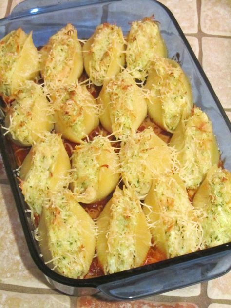 Pesto Stuffed Shells, Chicken And Pesto, Chicken Stuffed Shells, Tummy Yummy, Chicken Pesto, Chicken Stuffed, Cooking Chicken To Shred, Recipes Pasta, Stuffed Pasta Shells