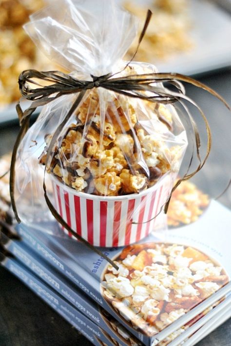 This caramel corn is so easy to make and is perfect for packaging and giving as a homemade gift! Easy Caramel Corn, Caramel Corn Easy, Fall Bake Sale, Bake Sale Treats, Bake Sale Packaging, Cake Stall, Easy Caramel, Lolly Bags, Bake Sale Recipes