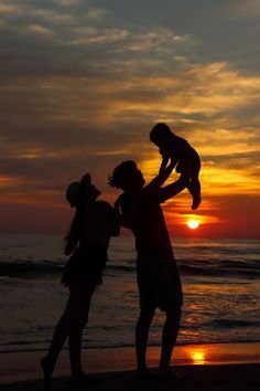 Family Beach Pictures Poses, Baby Beach Pictures, Baby Beach Photos, Beach Photoshoot Family, Photo Bb, Family Beach Portraits, Kardashians Jenner, Family Beach Pictures, Beach Family Photos