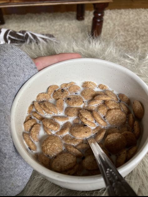 Breakfast Cereal Aesthetic, Morning Cookies, Cereal Aesthetic, Cookies Cereal, Cookie Cereal, Cereal With Milk, Cookie Crisp Cereal, Flake Chocolate, Cereal Breakfast