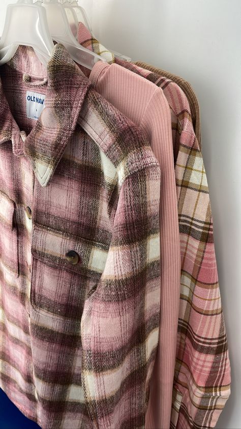 Old navy flannel pink Pink Flannel Outfit Men, Cute Flannels, Flannel Outfit Women, Maddie Aesthetic, Pink Flannel Outfit, Manifest List, Pastel Flannel, Pink Plaid Jacket, Flannel Aesthetic