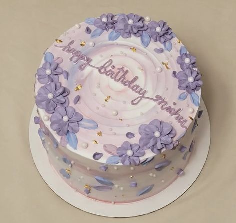 Vintage Cake Round, Lavender Color Cake, Lavender Cake Decoration, Lavender Cake Design, Lavender Colour Cake, Lilac Birthday Cake, Purple Cake Designs Birthday, Purple Vintage Cake, Lavender Birthday Cake