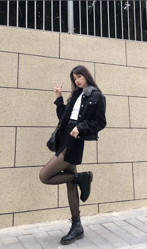 Citycore Fashion, Cute Outfits Streetwear, 90s Outfits Aesthetic, Fashion Aesthetic Outfits, Korean Style Outfits, Women's Street Style, Streetwear Spring, 사진 촬영 포즈, Street Style Fashion