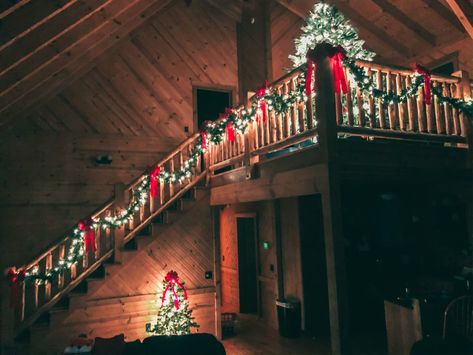 Loft Christmas Decorating Ideas, Log House Christmas Decorating, Log Home Christmas Decor, Christmas In A Cabin, Christmas At The Cabin, Christmas Cabin Exterior, Cabin Christmas Lights, Cozy Cabin Christmas Decor, Cabin Christmas Decor Rustic