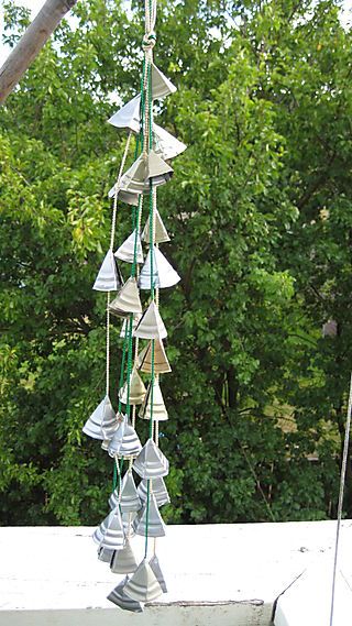 Tin Can Wind Chimes, Tin Can Windchimes Diy, Wind Chimes Recycled Materials, Metal Washer Wind Chimes, Wind Chime Out Of Beer Tabs, Can Lanterns, Pop Can Crafts, Tin Can Lanterns, Recycled Tin Cans