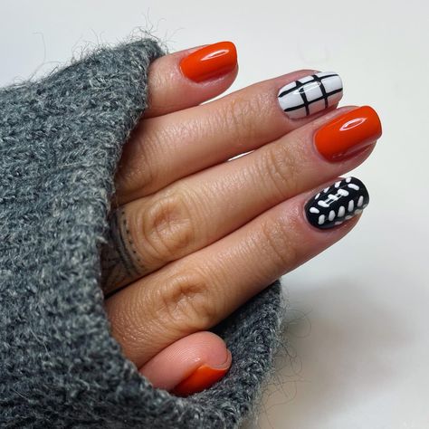 Pumpkin themed nail art, 3 orange nails and 2 accent nails, one white with black to make a checker look and the other with slanted stripes. Fall Nails Stripes, Fall Painted Nails, Simple October Nails, Fall Inspired Nails, Easy Fall Nails, Nails Design Christmas, Nails 2022 Fall, Fall Nails Art, Fall Nail Ideas