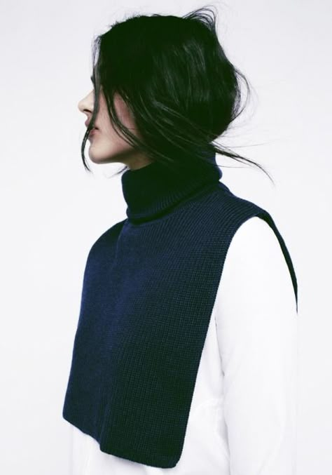 NAVY TURTLENECK Hair Tuck, Mode Editorials, Winter Trends, Mode Inspiration, Minimal Fashion, Fashion Details, Look Fashion, Minimalist Fashion, A Black