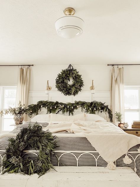 The Best Of Christmas Recap Christmas Bedroom Decor, Winter Bedroom, Cosy Cottage, Bedroom Christmas, Bedding Ideas, Cottage Christmas, Christmas Decorations Bedroom, Romantic Bedroom, Christmas Bedroom