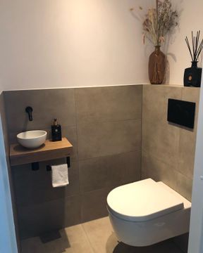 Compleet toilet met tegels koop je bij Sanidirect - Sanidirect Cute Simple Kitchen, Guest Toilet Ideas Small Modern, Design For Small House, Toilet Design Modern, Small Toilet Design, Wc Ideas, Small Downstairs Toilet, Toilette Design, Toilet Room Decor