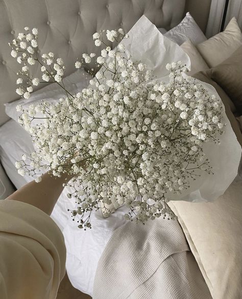 Breath Flowers, Baby's Breath, Home Screen, Beautiful Bouquet, Floral Decor, Home Ideas, Flowers Bouquet, White Flowers, Bed