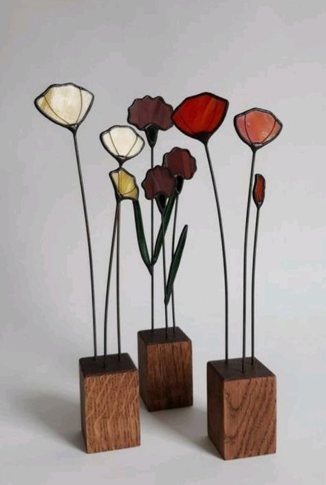 Stained Glass Flowers Patterns, Easy Stained Glass Projects, Flower Table Decor, Levi Attack On Titan, Wire Art Sculpture, Stained Glass Decor, Stained Glass Ornaments, Stained Glass Flowers, Stained Glass Diy