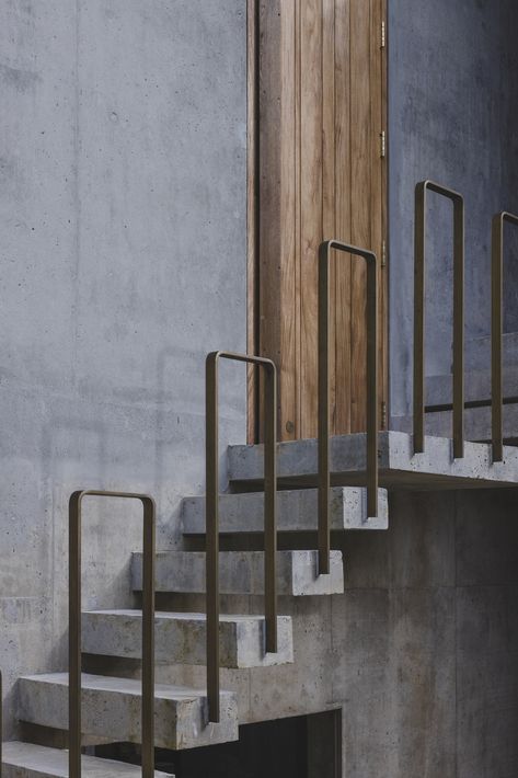 Exterior Stair Railing, Concrete House Design, Stair Design Architecture, Cantilever Stairs, Staircase Design Modern, Staircase Railing Design, Staircase Handrail, Stair Lights, Stair Railing Design