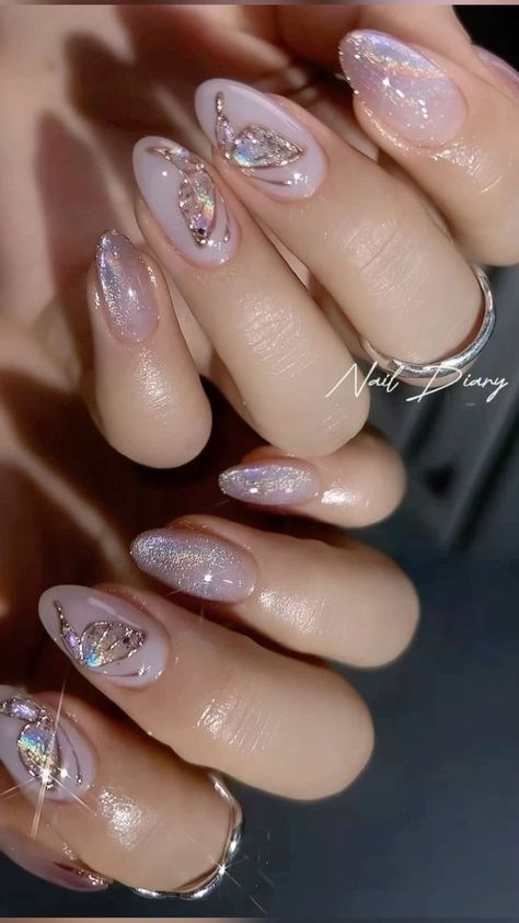 Gel Nail Designs Cat Eye, Winter Nail Aesthetic, Aesthetic Gold Nails, Nail Art Designs Gold, Douyin Nails Cat Eye, Nail Art Aesthetic, Glitz And Glam Nails, Trending Nails 2024, Gel Nail Designs Douyin