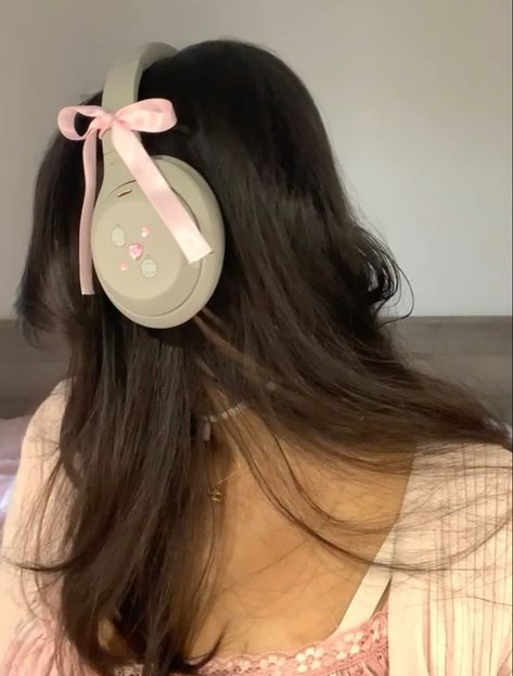 Pink Sony Headphones, Sonny Headphones Aesthetic, Y2k Headphones Aesthetic, Headphones Aesthetic Sony, Sony Xm4 Aesthetic, Sony Xm5 Headphones Aesthetic, Sony Headphones Outfit, Coquette Headphones, Sony Headphones Aesthetic