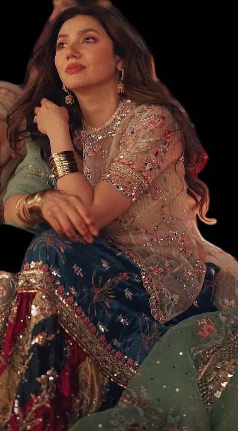 Chatapati Gharara, Mahira Khan Wedding, Dholki Ideas, Outfit Ideas Indian, Indian Formals, Bin Roye, Qawali Night, Red Bridal Dress, Body Con Dress Outfit