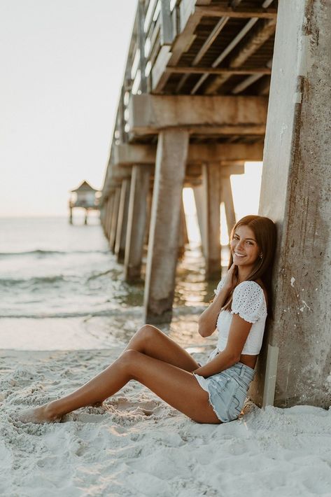 Beach Photoshoot Teenagers, Cute Beach Photoshoot Ideas, Senior Photo Beach Outfits, Beach Pic Outfits, Poses For Pictures By Yourself, Senior Picture Pose Ideas Beach, Cute Senior Photoshoot Ideas, Poses For Beach Photoshoot, Senior Photo Beach Ideas