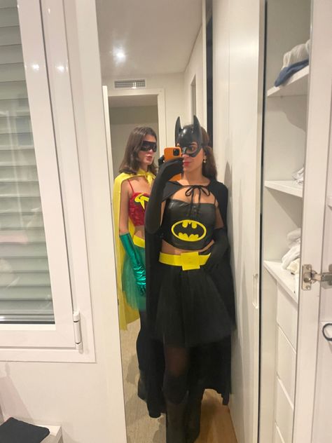 Womens Robin Costume, Halloween Costume Dc, Halloween Costumes Dc Women, Diy Spiderman Costume For Women, Batman Duo Costume, Robin And Batman Costumes, Duo Halloween Costumes Superhero, Batman And Robin Halloween Costumes, Robin Halloween Costume Women