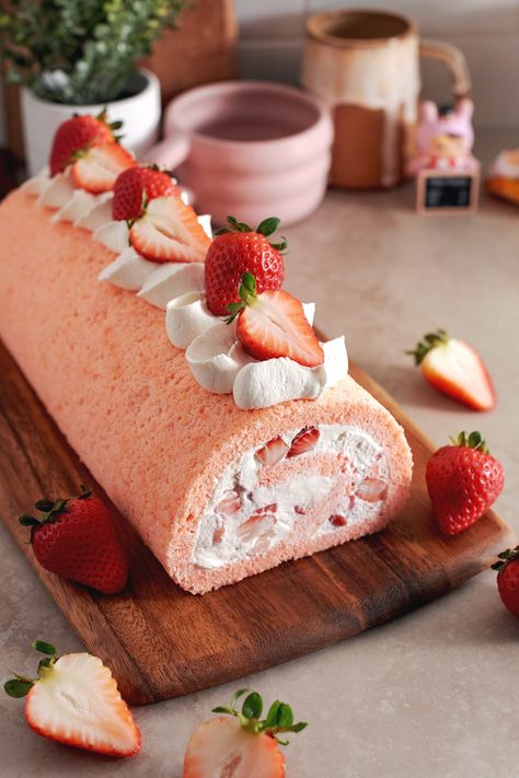 Pretty Pink Cake, Strawberry Swiss Roll, Japanese Roll Cake, Fresh Strawberry Desserts, Swiss Roll Cakes, Strawberry Roll Cake, Swiss Roll Cake, Baked Strawberries, Small Desserts