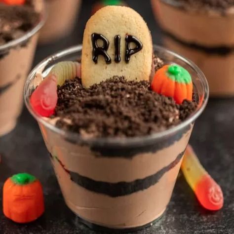 Cups Desserts, Halloween Dirt Cups, Halloween Dirt, Fun Halloween Desserts, Halloween Deserts, Halloween Sleepover, Dessert Halloween, Dirt Cups, Uhyggelig Halloween