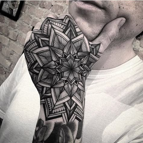 9,659 curtidas, 14 comentários - ➕BLACKWORKERS➕ (@blackworkers) no Instagram: “Tattoo by @pacotatuaria #blackworkers #blackworkers_tattoo #tattoo #bw #blackwork #blacktattoo” Hand Tattoo Stencil, Mandala Hand Tattoo, Geometric Tattoo Hand, Mandala Sleeve, Mandala Hand Tattoos, Hand Tats, Muster Tattoos, Geniale Tattoos, Hand Tattoos For Women