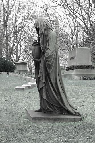 Cemetery statues going on ghost walks at night in cemetary and seeing this would scare the crap out of me. Cemetery Angels, Cemetery Statues, Cemetery Headstones, Old Cemeteries, Cemetery Art, Angel Statues, Six Feet Under, 영감을 주는 캐릭터, Memento Mori