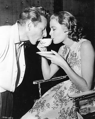 Grace Kelly and Danny Kaye sharing tea during the shooting of Rear Window Oud Hollywood, Klasik Hollywood, Tea Together, Danny Kaye, Stars D'hollywood, Princess Grace Kelly, Septième Art, Serge Gainsbourg, I Love Cinema