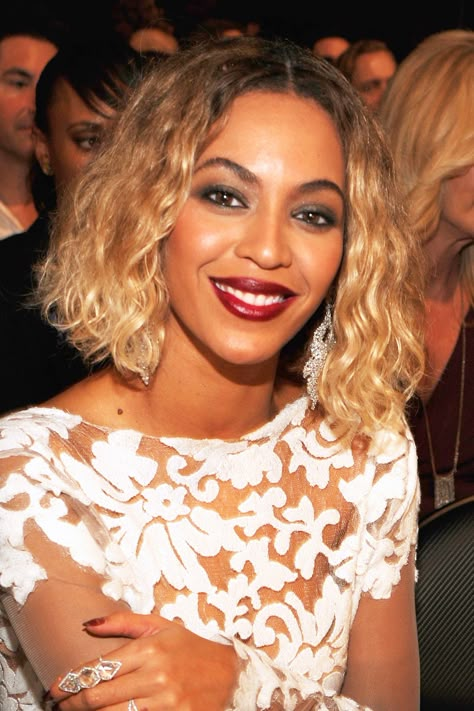 January 26, 2014 Beyonce Short Hair, Beyonce Bob, Beyonce Hairstyles, Curly Hair Cut, Lob Hairstyles, Half Up Curls, Beyonce Blonde, Beyonce Hair, Hair Fair