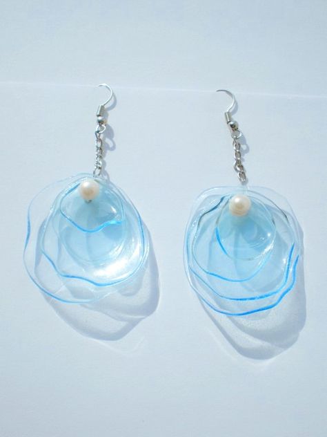 you're worn plastic earrings, but have you worn plastic bottle earrings? Plastic Bottle Earrings, Plastik Recycling, Plastic Bottle Art, Diy Plastic Bottle, Bottle Earrings, Bottle Jewelry, Plastic Earrings, Plastic Bottle Crafts, Plastic Crafts