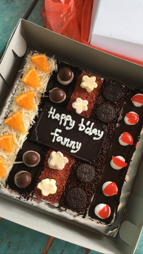 Fudgy Brownies Aesthetic, Brownies Potong, Brownies Ultah, Cake Garnish, Cake Design Inspiration, Cake Simple, Fudgy Brownies, Mini Cakes, Cake Designs