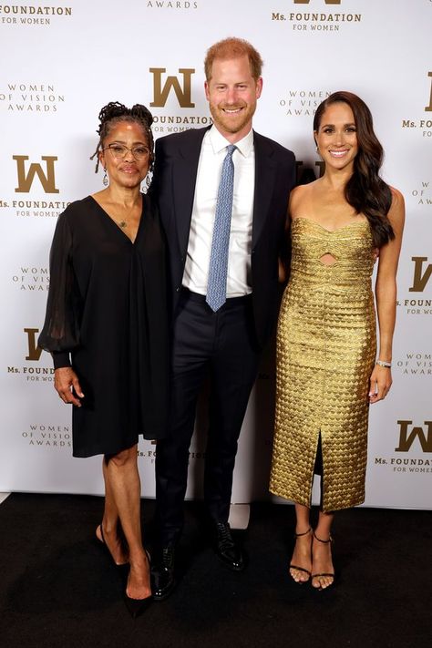 Meghan Markle's mum Doria Ragland wore a sweet personalised necklace as she attended the Ms. Foundation Women of Vision Awards with her daughter and Prince Harry in New York Estilo Meghan Markle, Johanna Ortiz Dresses, Princ Harry, Doria Ragland, Prince Harry Et Meghan, Meghan Markle News, Tina Knowles, Prins Harry, Prince Harry And Megan