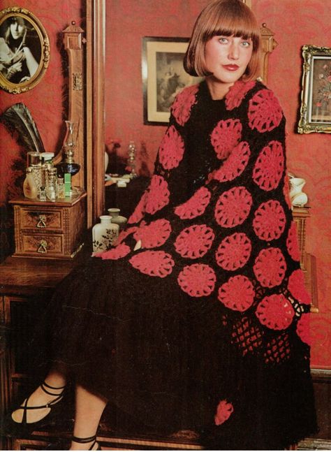 Crocheted Shawl, Vintage Needlework, Black Shawl, Shawl Crochet, Vintage Crochet Pattern, Scarf Knitting, Crochet Vintage, 70s Boho, Red Boho