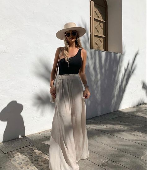 Dubai Trip Outfit Ideas For Women, Mozambique Outfits, Dubai Vacation Outfits Women, Dubai Beach Outfit, Tropical Vacation Outfits Beach, Colorful Vacation Outfits, Cozumel Outfits, Tulum Vibes Outfit, Island Vibes Outfits