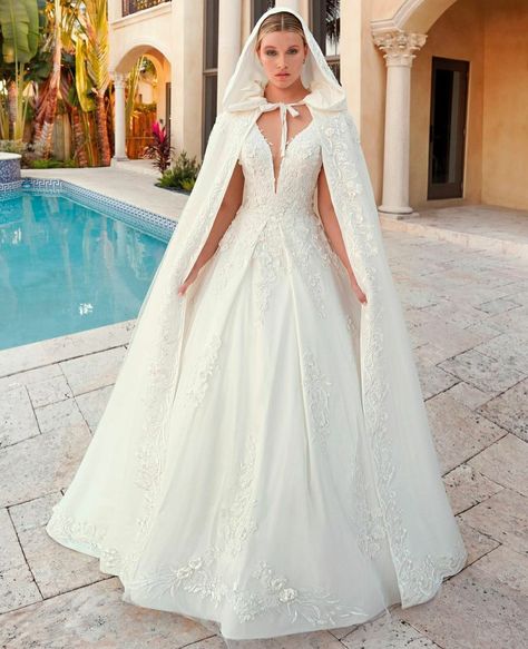 Wedding Dresses Taffeta, Wedding Cloak, Wedding Dress Style, Cape Wedding Dress, Wedding Cape, Golden Heart, Winter Wedding Dress, Romantic Dress, Wedding Dresses Romantic