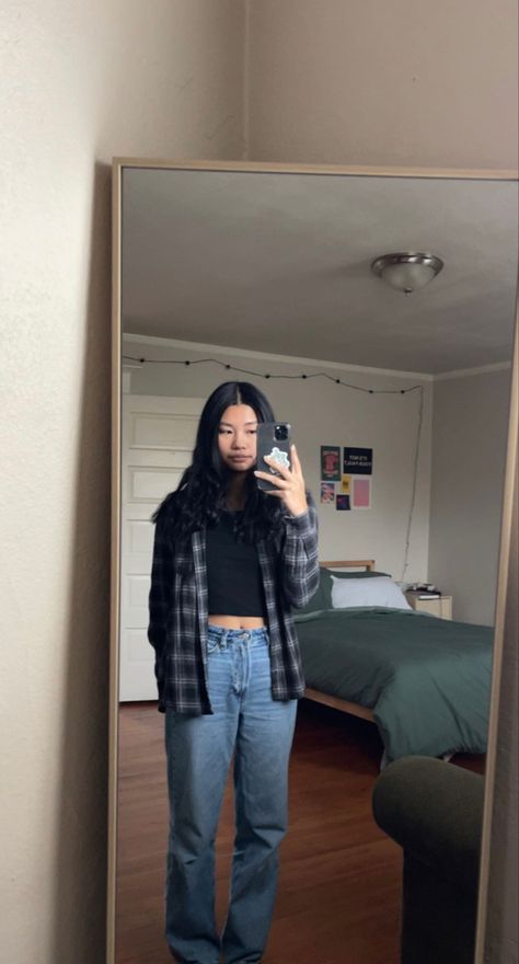 Fall Outfits Aesthetic Flannel, Gray Flannel Shirt Outfit Women, Outfits With Black Flannel, Masc Outfits For Women Flannel, Female Flannel Outfit, Flannel Hoodie Outfits Women, Blue And Black Flannel Outfit, Black Flannel Outfits Aesthetic, Dark Blue Flannel Outfits